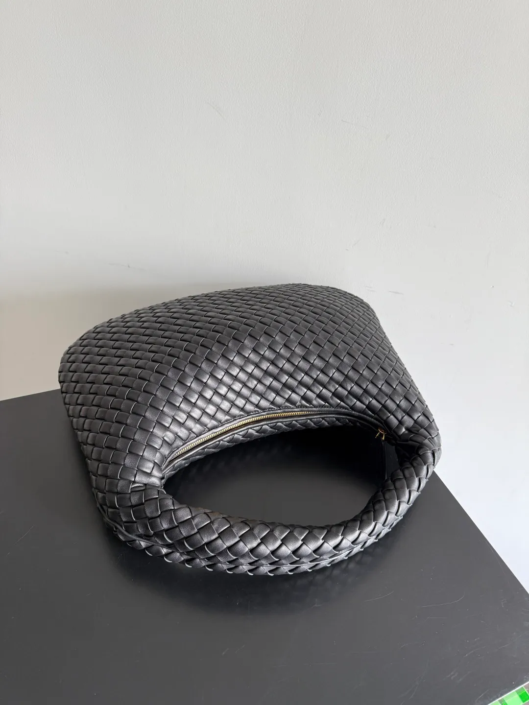 Batch 2120 BV Bottega Veneta's new early spring women's shoulder bag. The soft and delicate Hobo bag has been shipped! Many friends are waiting for this bag. It has a round shape and a large capacity. It can hold a 50-fold umbrella inside. Babies with a lot of daily items do not need to worry about the capacity of this bag. It is a practical bag for traveling and commuting. Although it is fluffy, it is soft and comfortable when carried on one shoulder. It has a modern and retro feel. Model No.: 856737 Size: 44*28*5cm